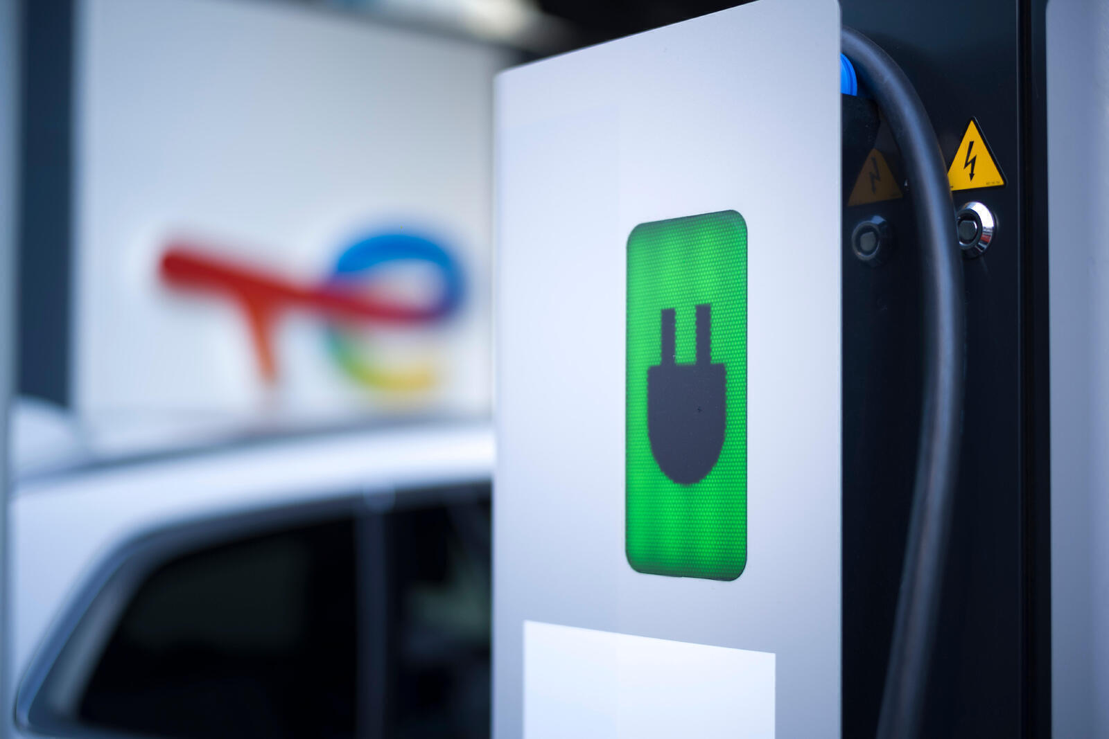 Fast charging indicator sign in the station