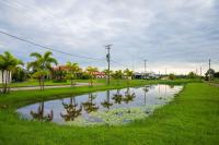 Canal dans la banlieue nord de la capitale Paramaribo au Suriname, Amérique du Sud