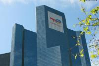 Logo TotalEnergies sur la tour Coupole, France.