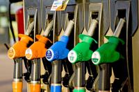 Station-service Venoy-Chablis à Venoy .Gros plan sur les pompes à essence dans la station