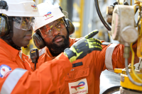 Deux hommes sur une plateforme en mer