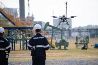 homme guidant un drone