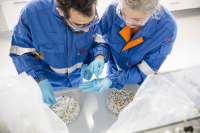 Tests en laboratoire sur de la matière première recyclée dans notre centre de r&d de Feluy en Belgique