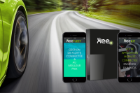 Voiture roulant sur une route et visuel du boîtier Xee connecté à des smartphones