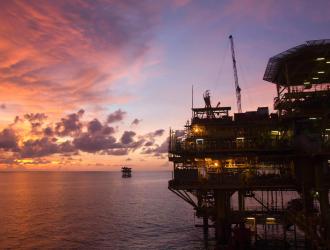 Plateforme pétrolière offshore au crépuscule