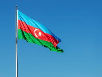 Drapeau d’Azerbaïdjan sur le ciel bleu