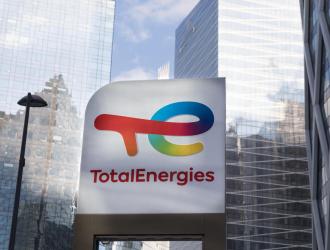 Logo TotalEnergies à la station-service de Paris La Défense