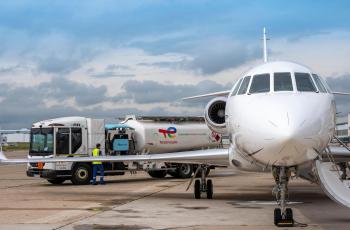Aircraft being refuelled