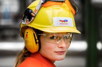 Theresa Schultz, apprentie, dans l'unité HDS3. Raffinerie de Leuna