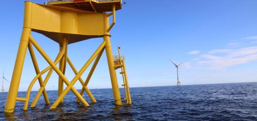 Jacket foundation sur le chantier de construction d'éoliennes offshore Seagreen