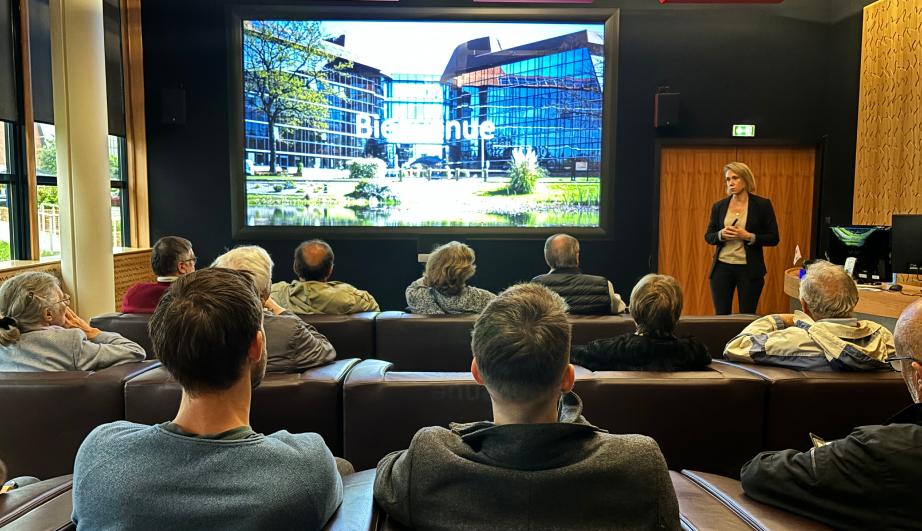 © TotalEnergies Public assistant à une conférence - voir description détaillée ci-après