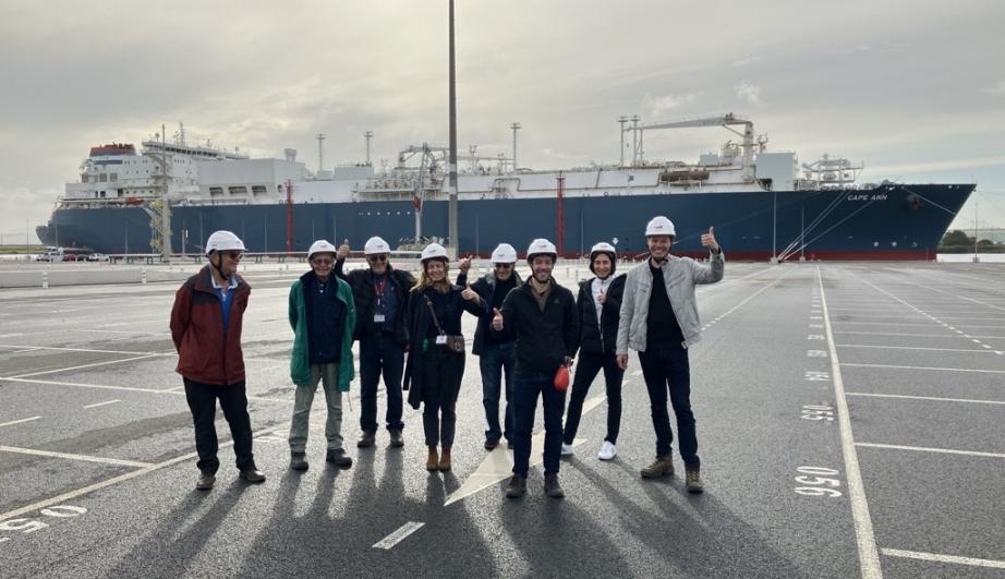 © TotalEnergies groupe de visiteurs devant un bateau sur un port - voir description détaillée ci-après