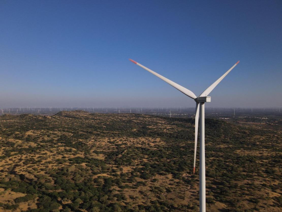 Vue aérienne de la ferme éolienne de Dayapar, Gujarat, Inde.